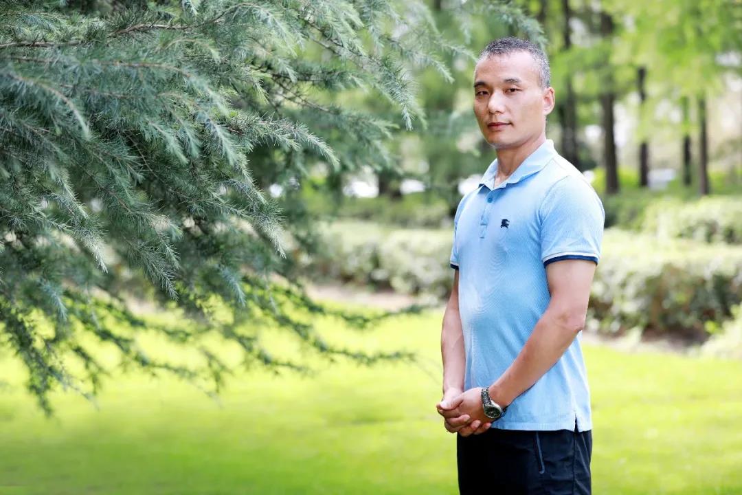 他靠着一步一个脚印的踏实与毅力对科学