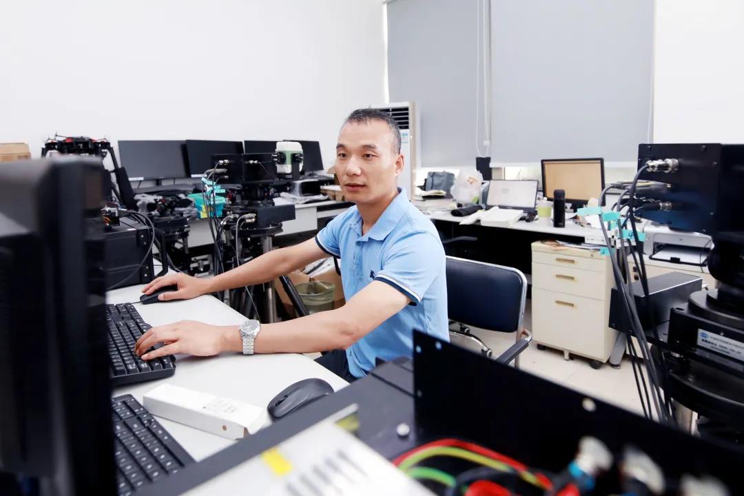 爱校情怀和荣校责任激励着他始终朝着“
